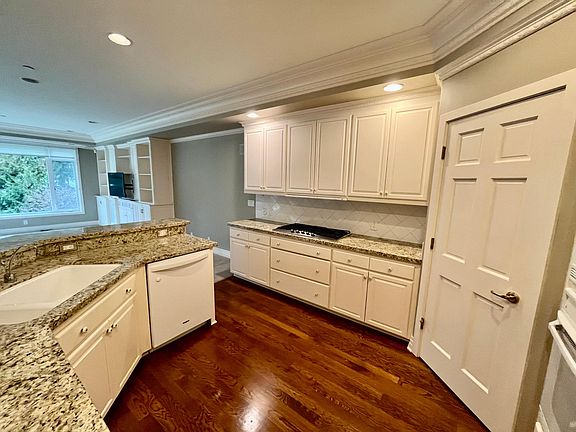 5th image of 10055 Meydenbauer Way SE APT 3