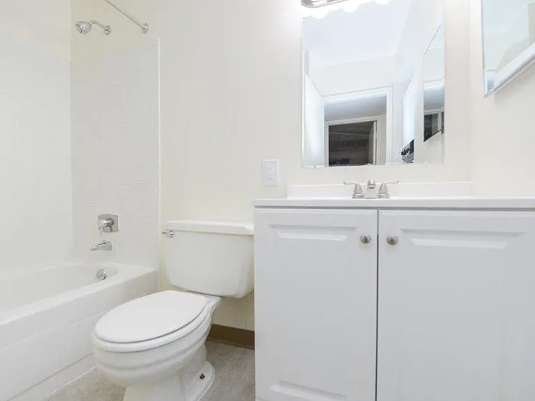 Lakewood Hills Apartments and Townhomes — Photo 10