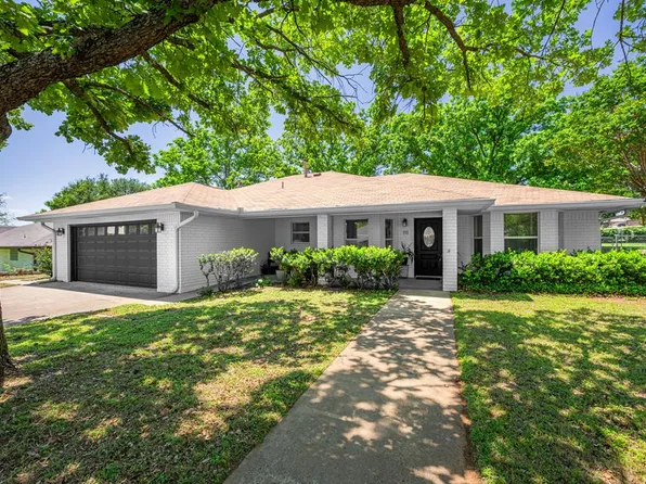 111 Edgewood Dr, Fredericksburg, TX 78624