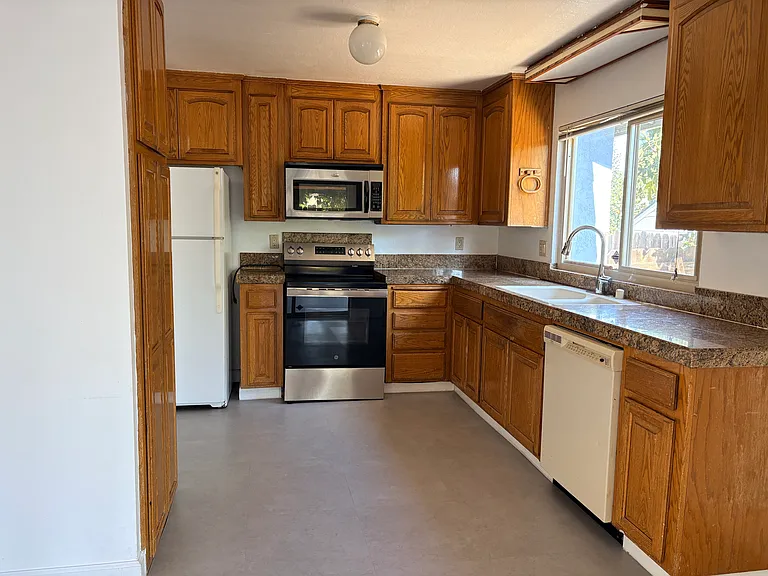 3937 Highgate Way — Photo 5