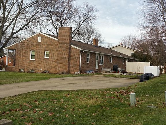 Side of building w/additional parking area