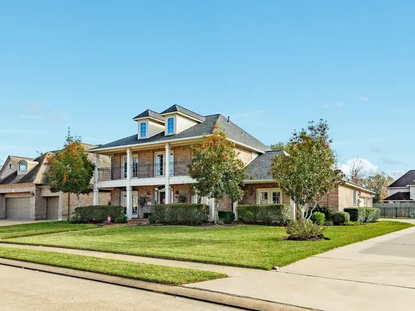 204 Arrowhead Dr, Lake Jackson, TX 77566