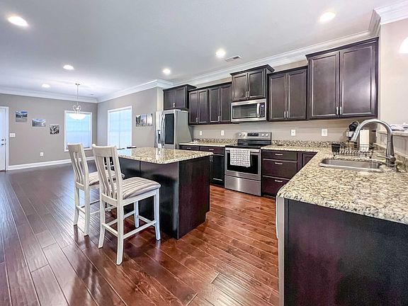 4th image of 104 Fallberry St