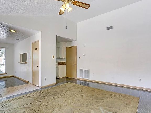 3rd image of 7827 Gatehouse Dr
