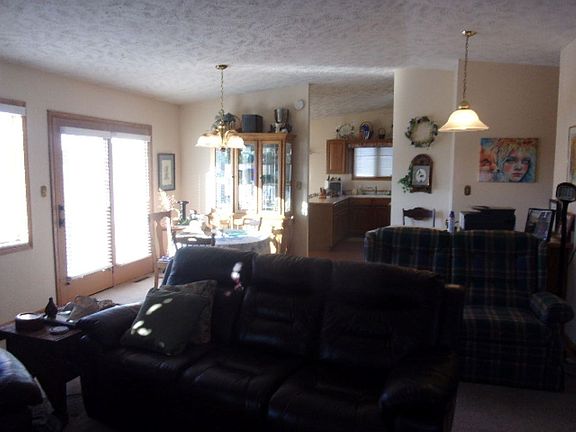 5th image of 221 Regency Ln