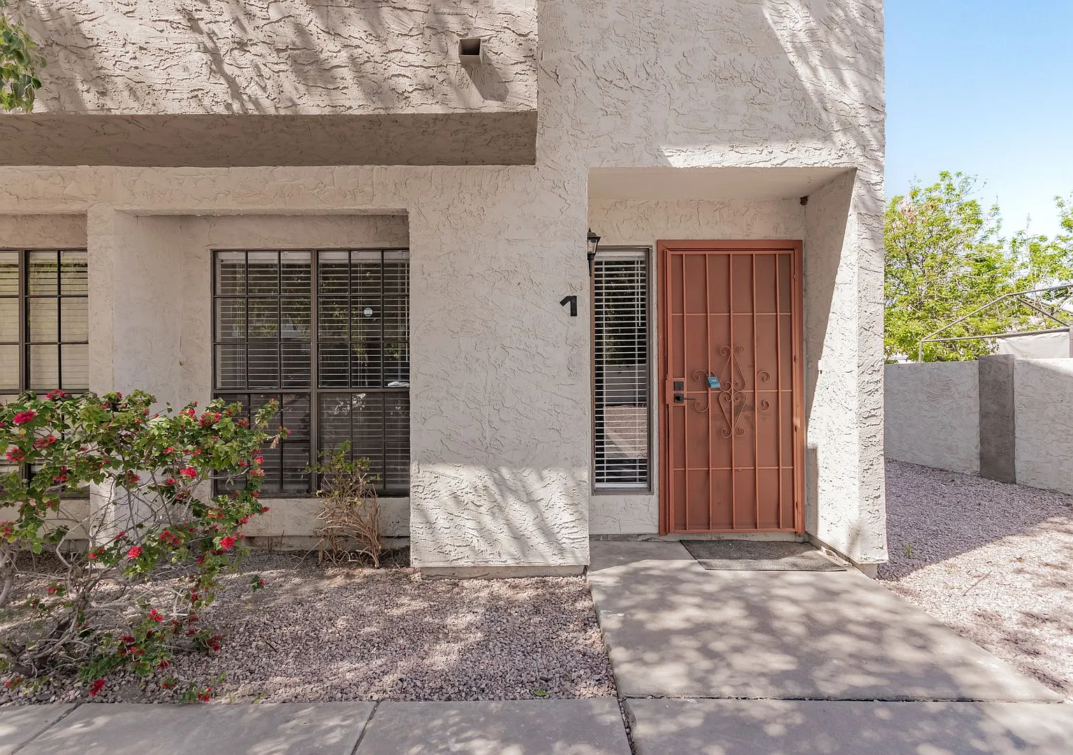 736 S Farmer Ave — Photo 2