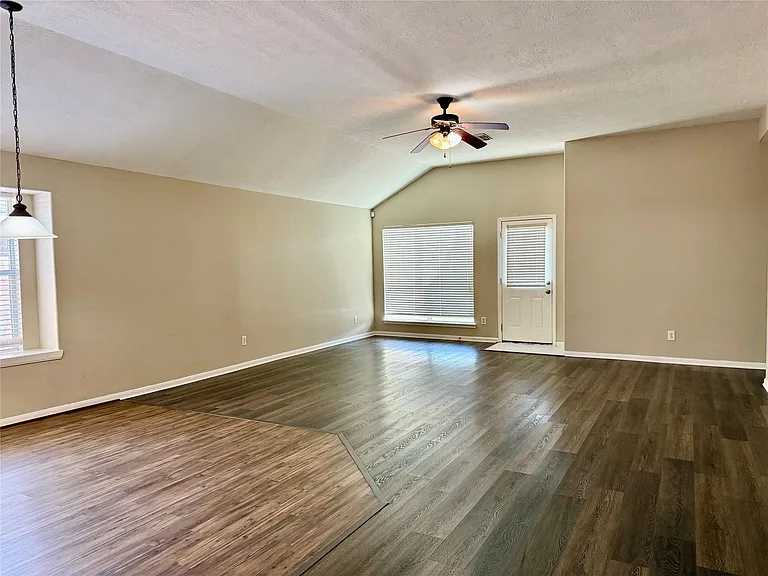 7111 Favian Ct — Photo 3