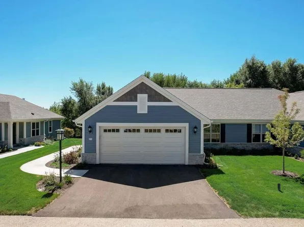 806 Margo CIRCLE #1401, Eagle, WI 53119