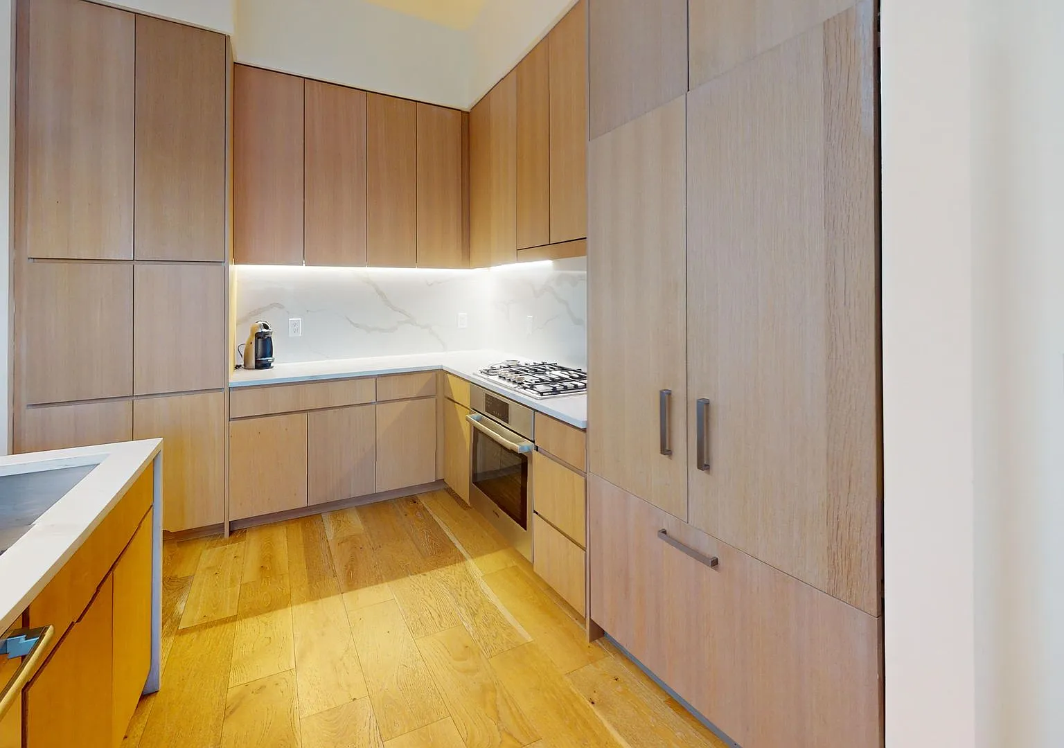 Stunning Fully Furnished Capitol Hill One Bedroom W/Parking Included! — Photo 4