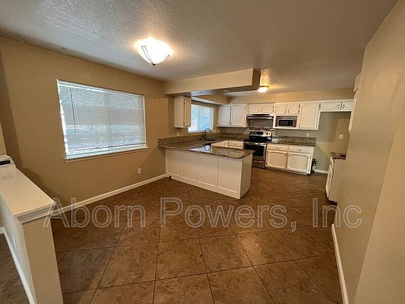 3rd image of 3027 Royal Dr
