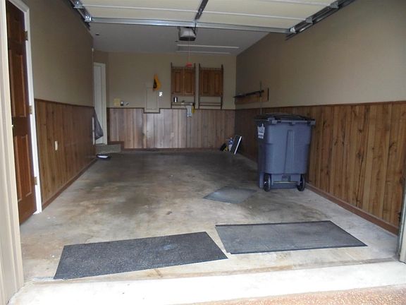 3rd image of 417 Country Club Ct
