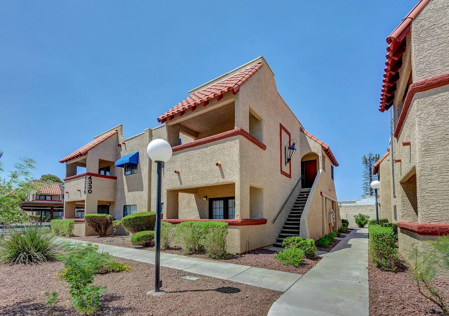 Centrally located well appointed condominium — Photo 1