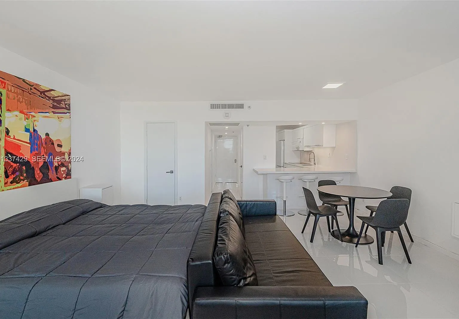The Decoplage Condo — Photo 4