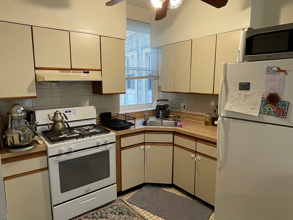 Kitchen (gas stove, fridge, microwave included)