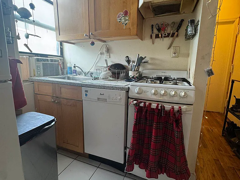 536 E 5th St #17 — Photo 3