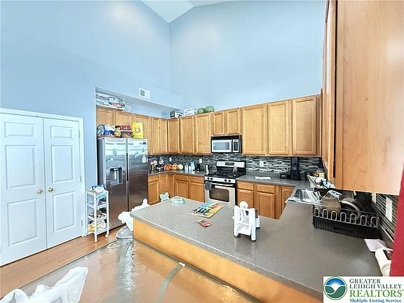 5th image of 145 Kensington Dr