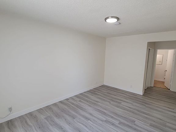 4th image of 13129 Oxnard St APT 13