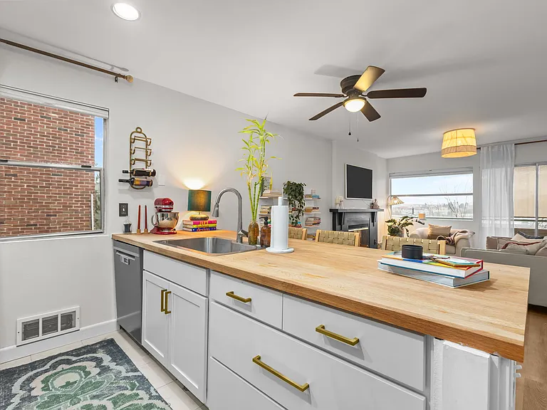 2827 Franklin Ave E #S5 — Photo 8
