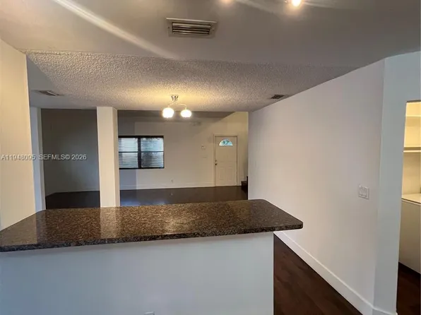 561 Racquet Club Rd APT 21, Fort Lauderdale, FL 33326