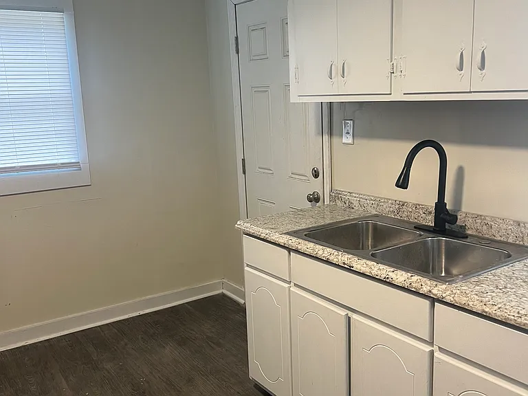 1121 Williams St — Photo 3