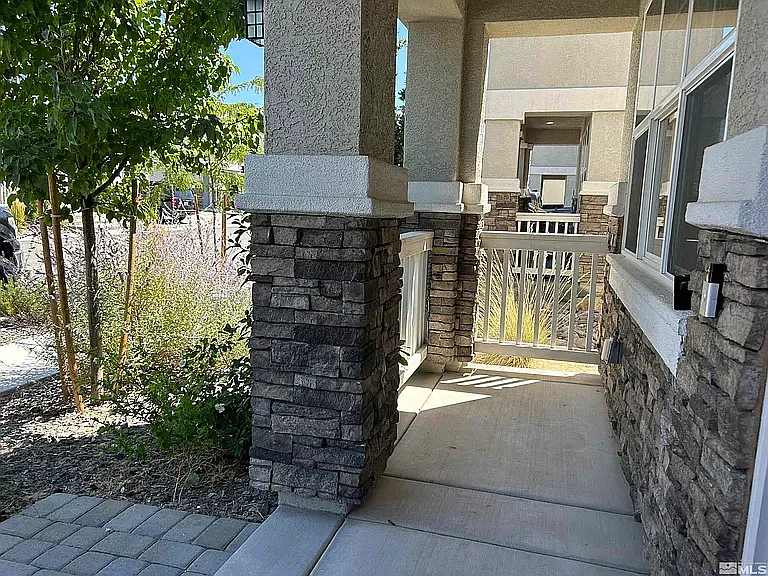 4 bed, 2.5 bath, 1923 sqft, $2,800 — Photo 2