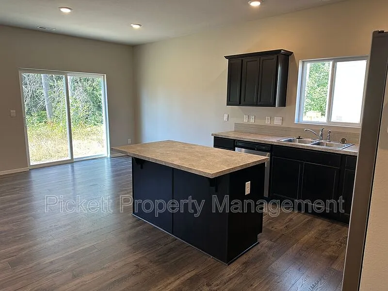 3 bed, 2.5 bath, 1618 sqft, $2,595 — Photo 3