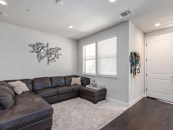 4th image of 588 Sandalwood Dr