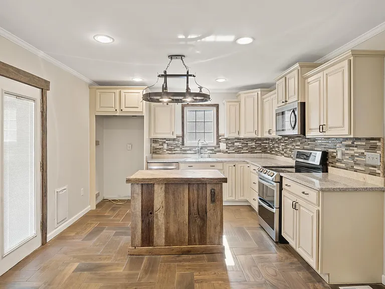 7925 Westland Dr — Photo 6