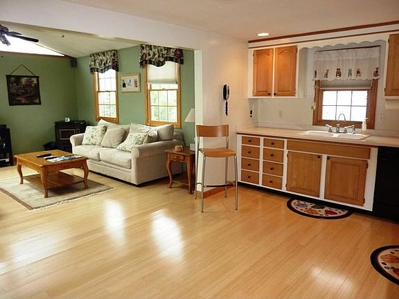 Large Kitchen - Great for Entertaining!