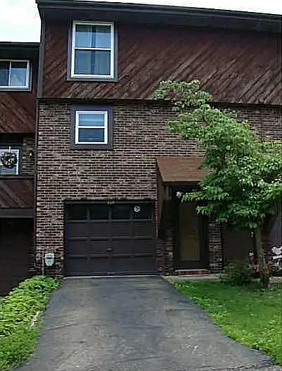 304 Bayberry Ln — Photo 1