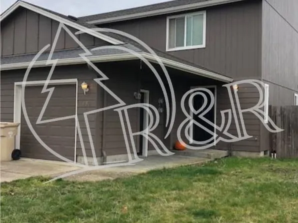 882 S 9th St, Harrisburg, OR 97446