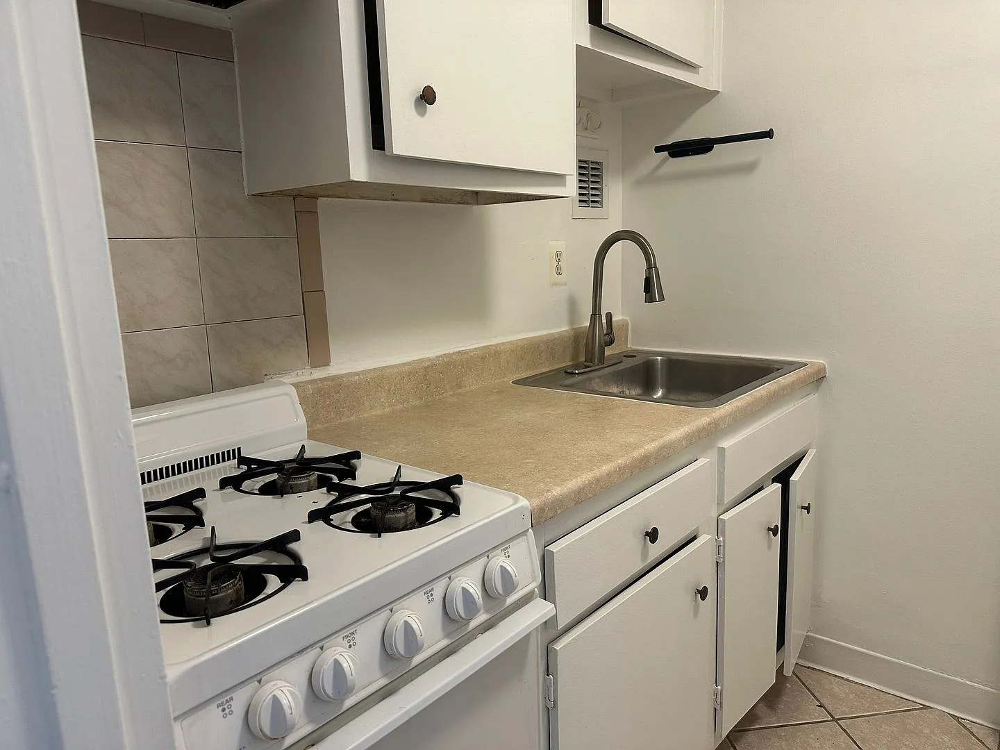 Rosslyn Studio | All Utilities Included | 1.5 Blocks to Metro — Photo 4