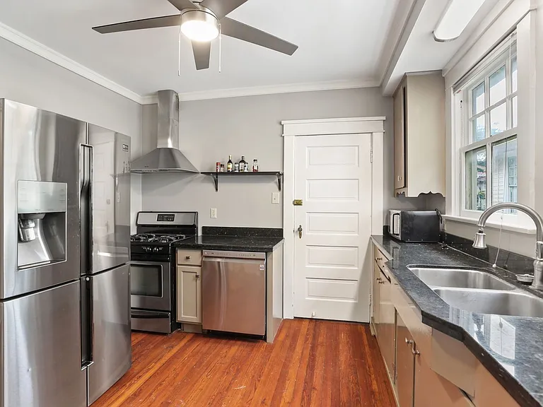 1739 Broadway St — Photo 3