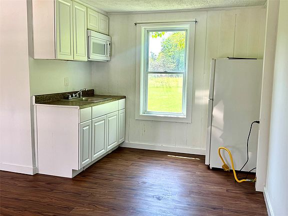 5th image of 507 Lakeville Rd APT 9
