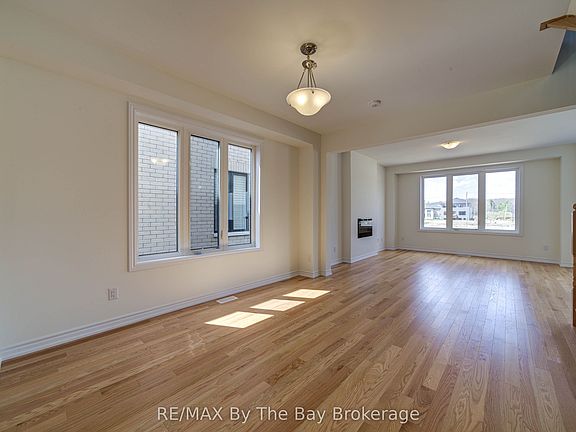 4th image of 61 Rosanne Cir