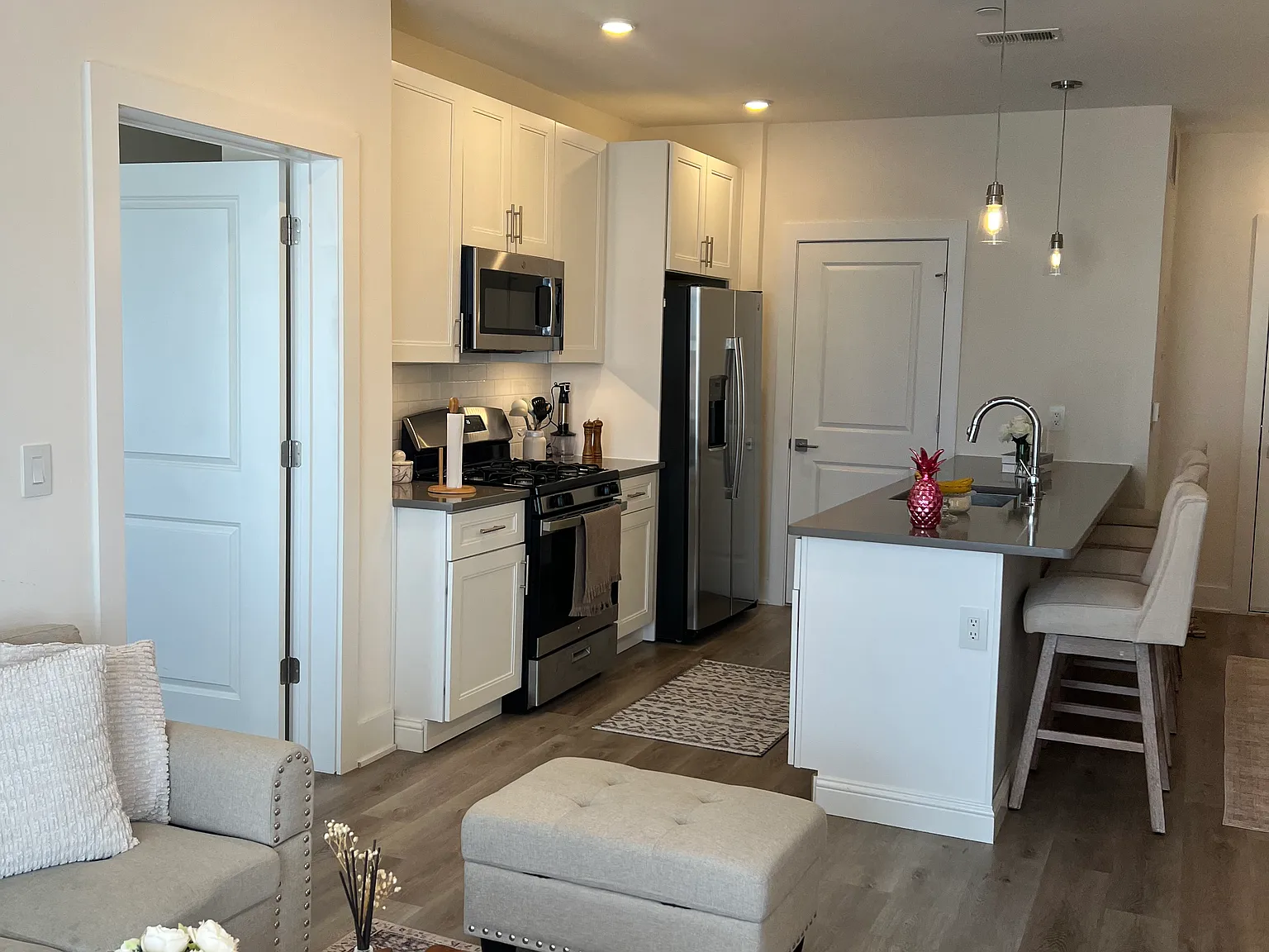 2 bed, 1045 sqft, $2,500 — Photo 4