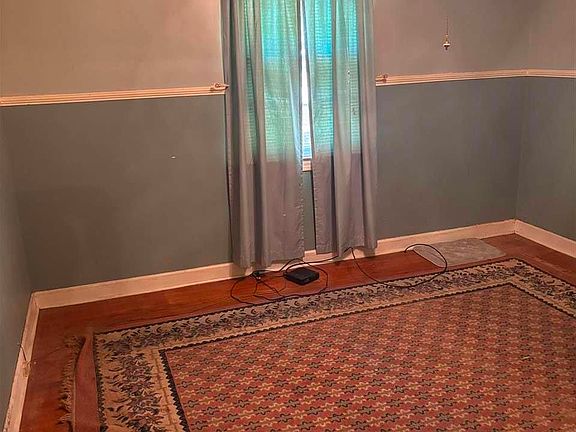 4th image of 2604 E Spring St