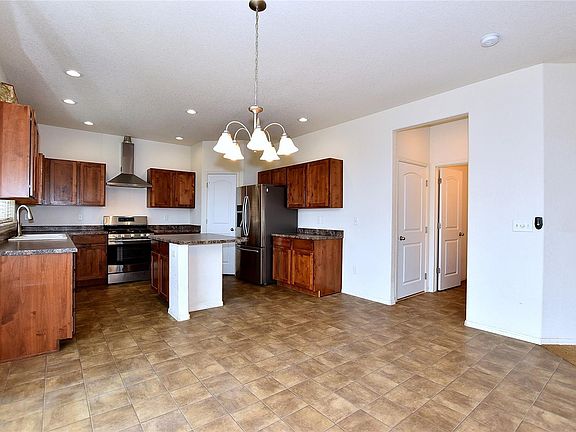 5th image of 510 Planter Ln