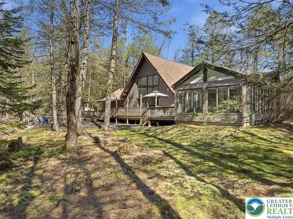 369 Sidney Ave, Pocono Summit, PA 18346