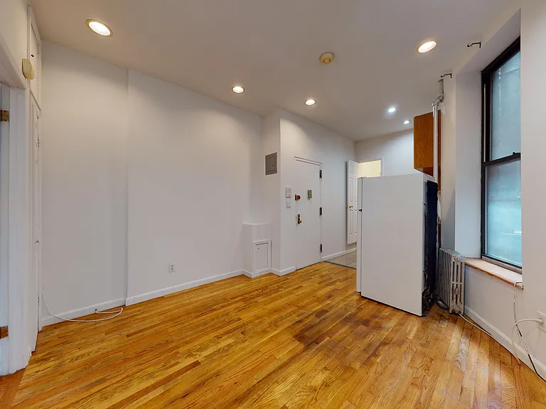 214 E 10th St #3 — Photo 3
