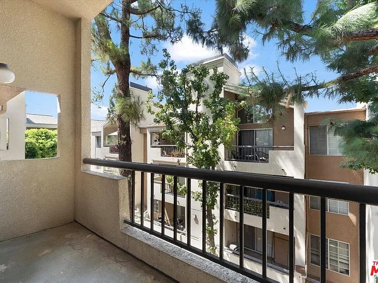 5530 Owensmouth Ave #316 — Photo 4