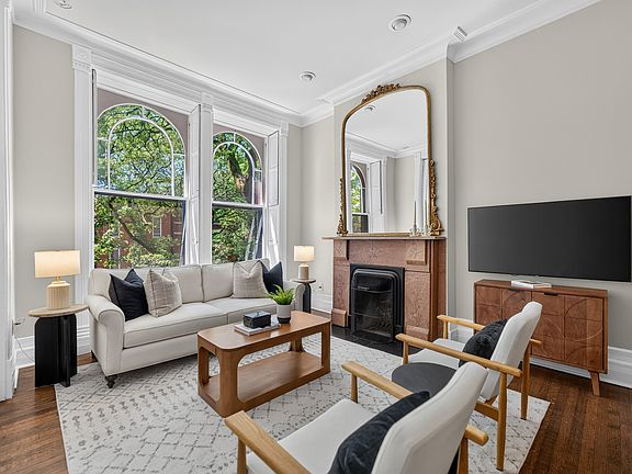 3rd image of 820 W Webster Ave #2W