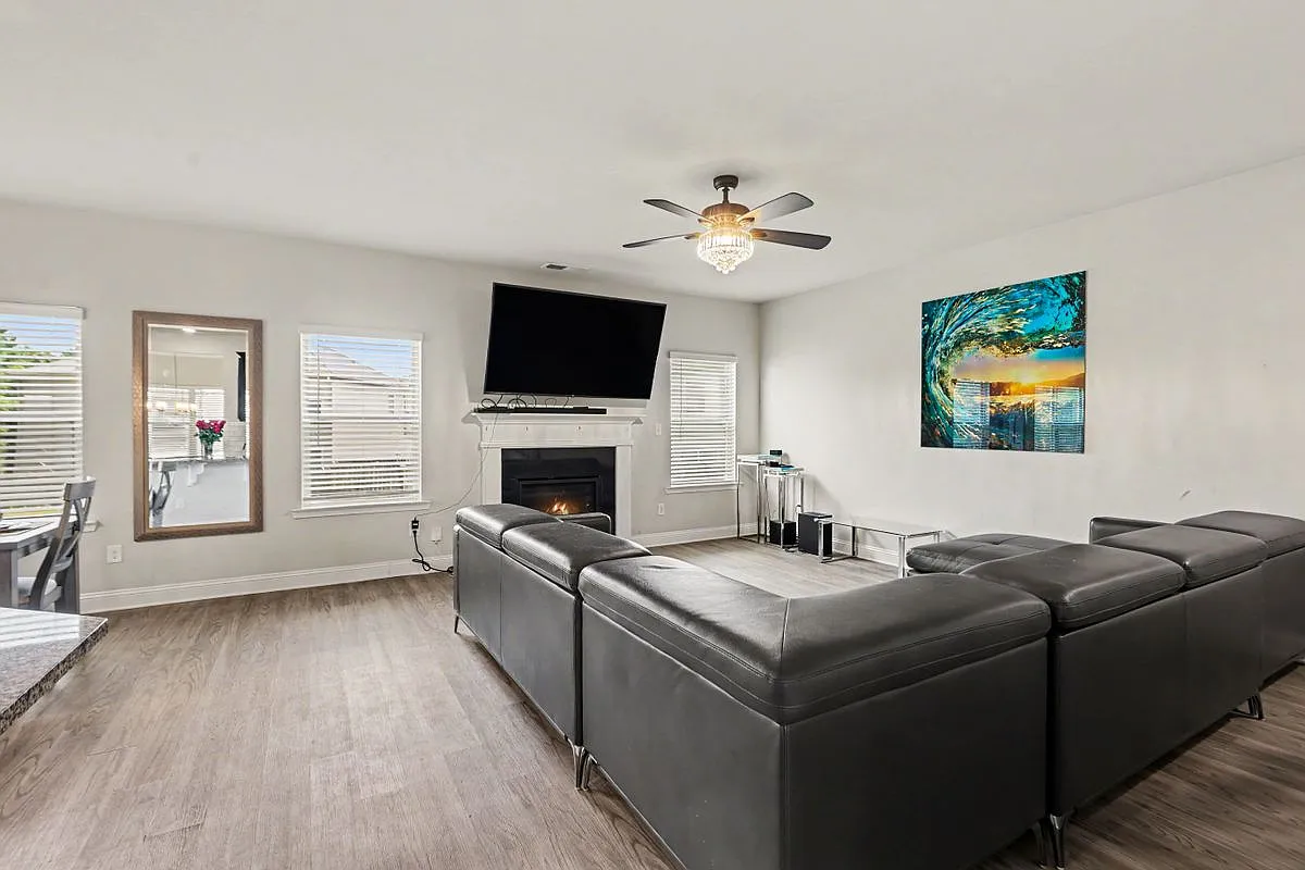 4 bed, 3.5 bath, 2721 sqft, $2,800 — Photo 4