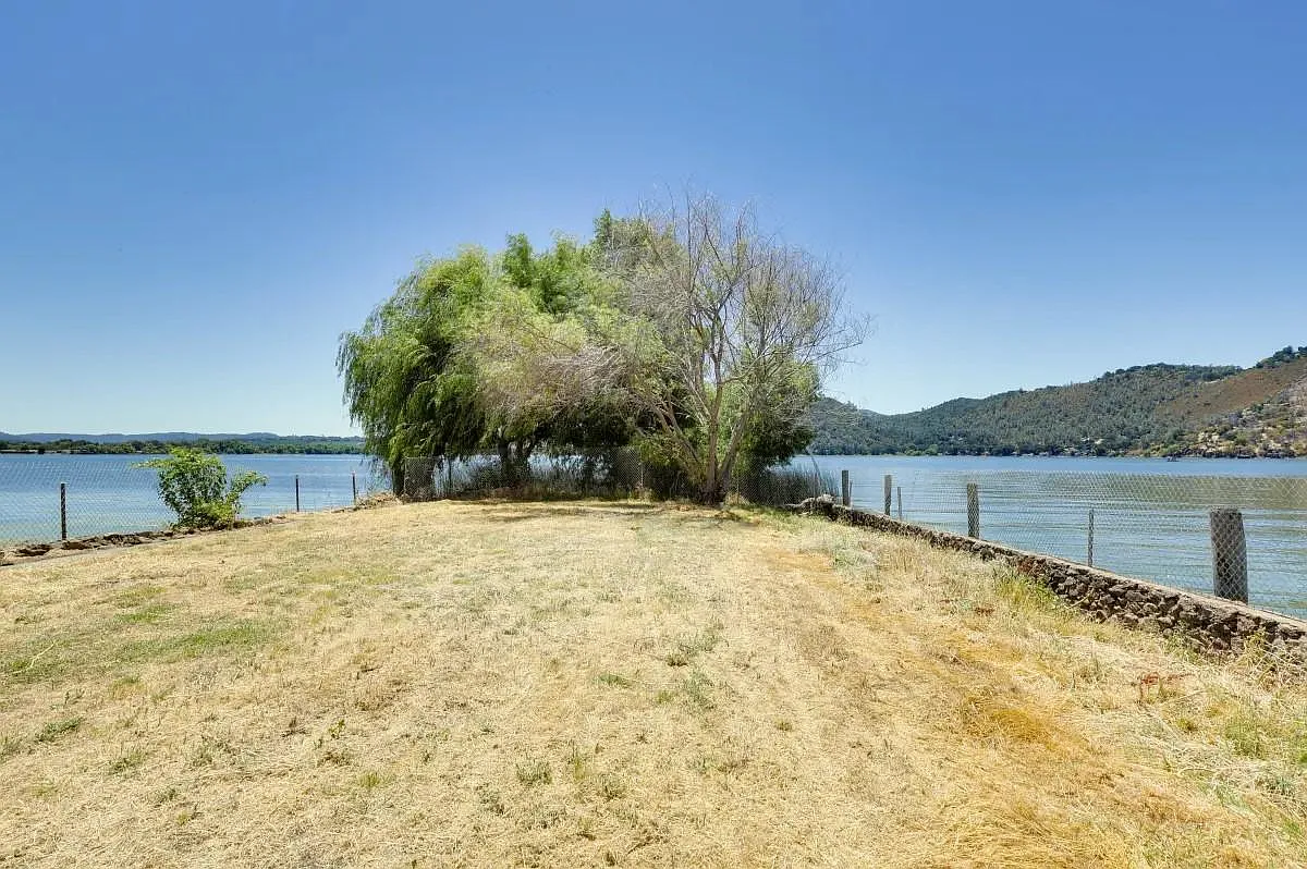 14541 Lakeshore Dr — Photo 2