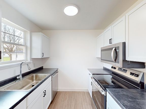 5th image of 836 Maple St #A
