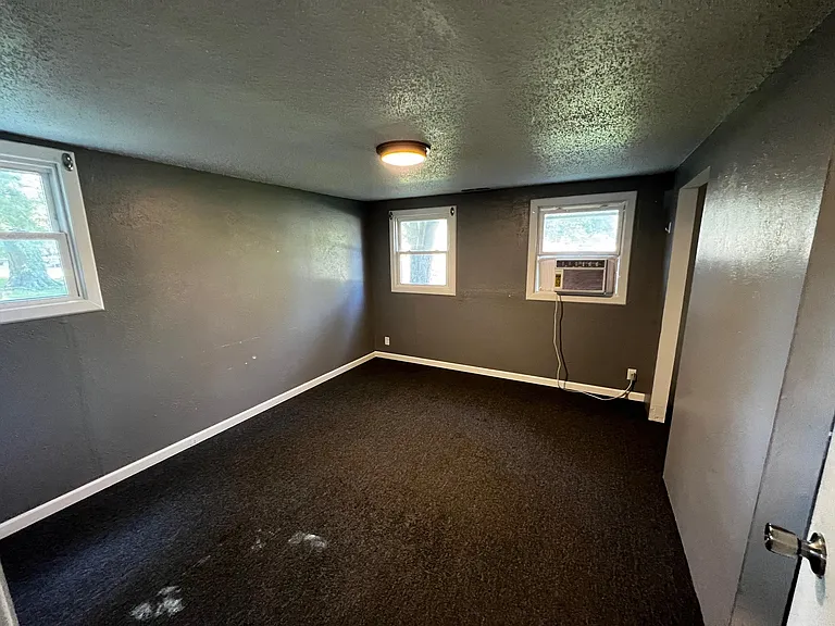 670 N 9th Ave — Photo 4