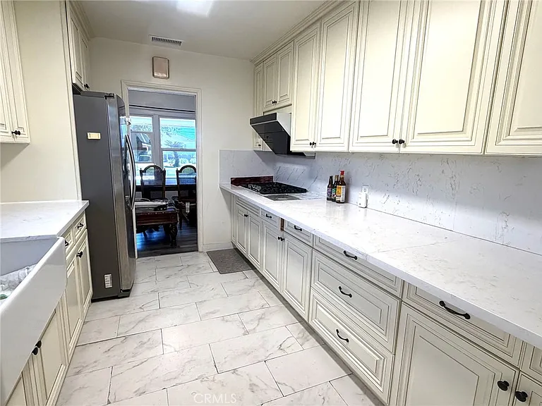 1023 E Thelborn St — Photo 5