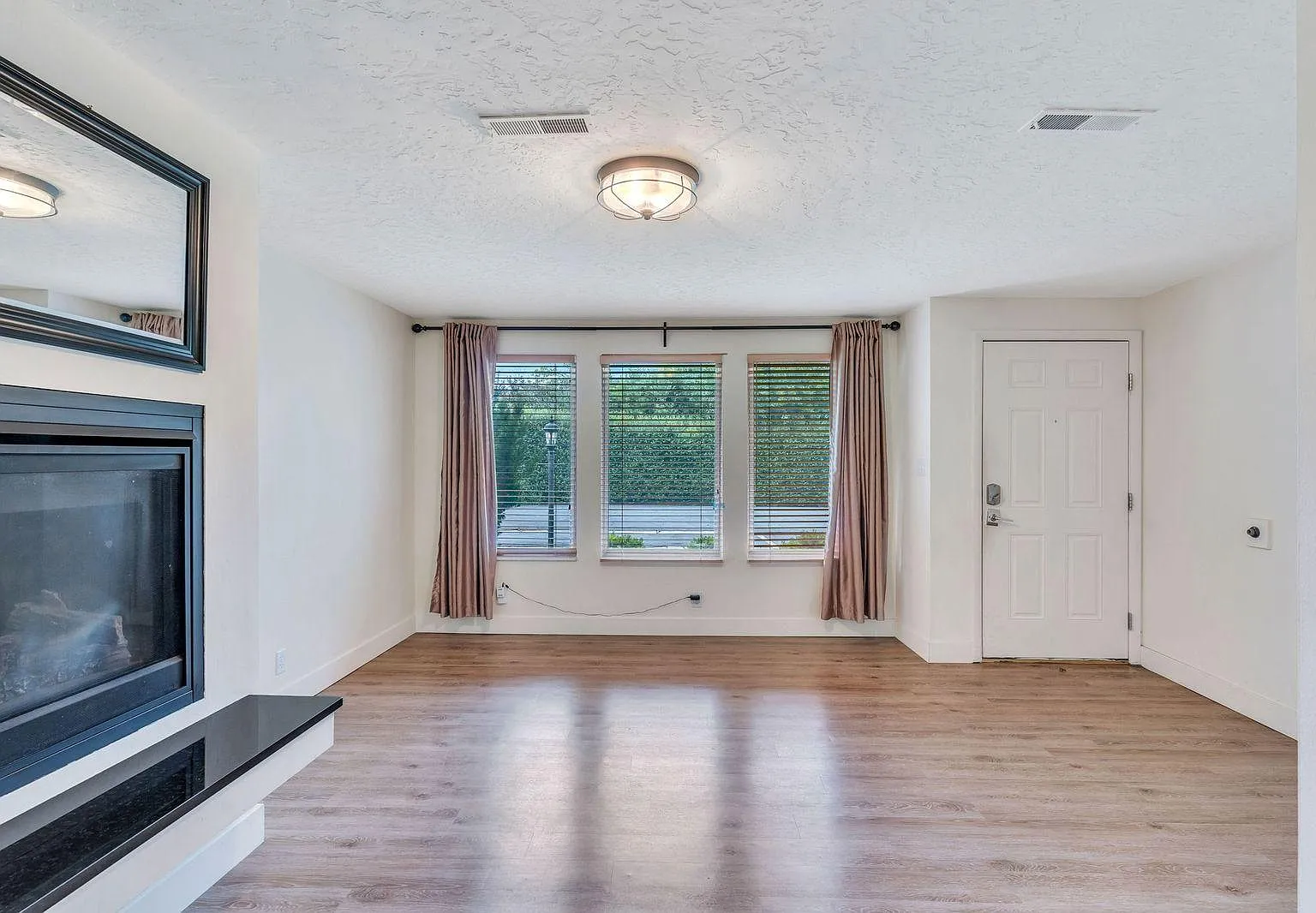 3 bed, 1.5 bath, 1381 sqft, $2,100 — Photo 4