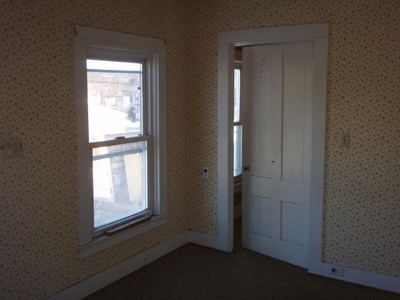 3rd image of 4 S MAPLE Street