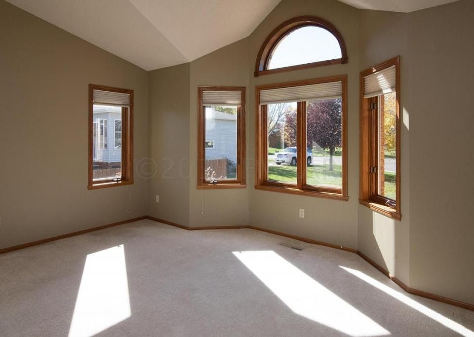 1st image of 928 Sommerset Blvd
